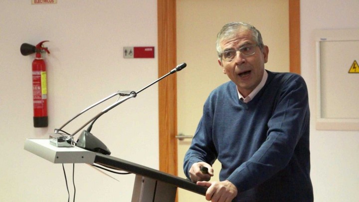 Profesor Hernández Córdoba ha hablado en UMU sobre “Química : Ciencia contra el delito”