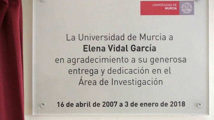 La UMU rinde homenaje a Elena Vidal, dando su nombre a una sala de reuniones
