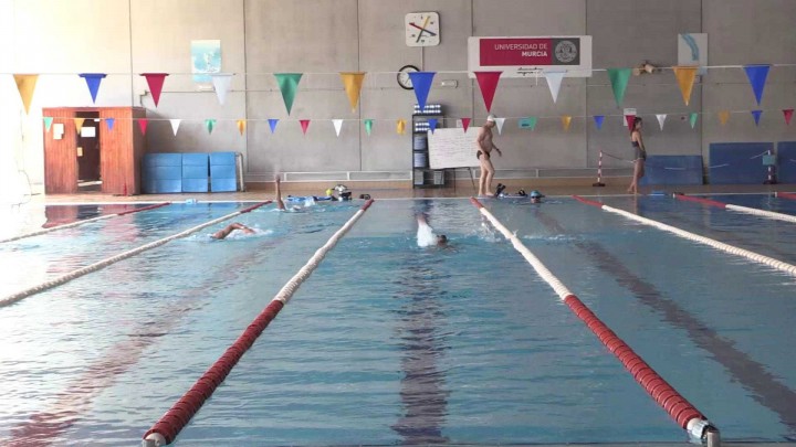 ¿Conoces la piscina de la Universidad de Murcia y todo lo que puedes hacer en ella?