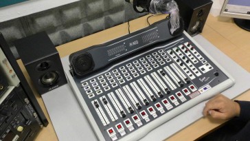 Cómo utilizar la mesa de sonido del estudio de radio