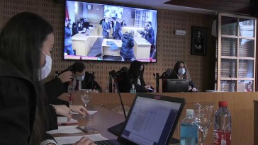 Estudiantes de Derecho hacen una simulación real de un juicio en el aula judicial de la UMU