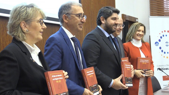 Primer volumen del libro 40 años de autonomía en la Región de Murcia